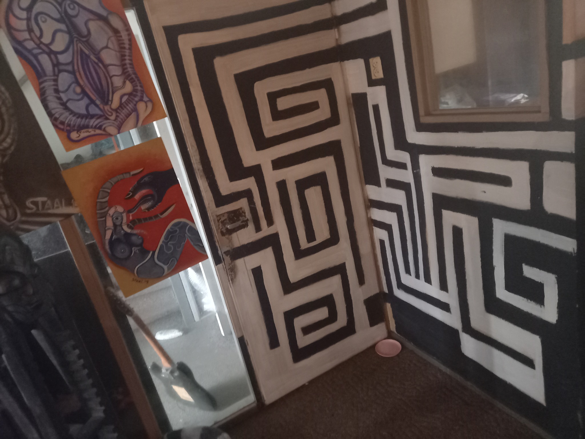 Labyrint deur en schilderijen in het atelier