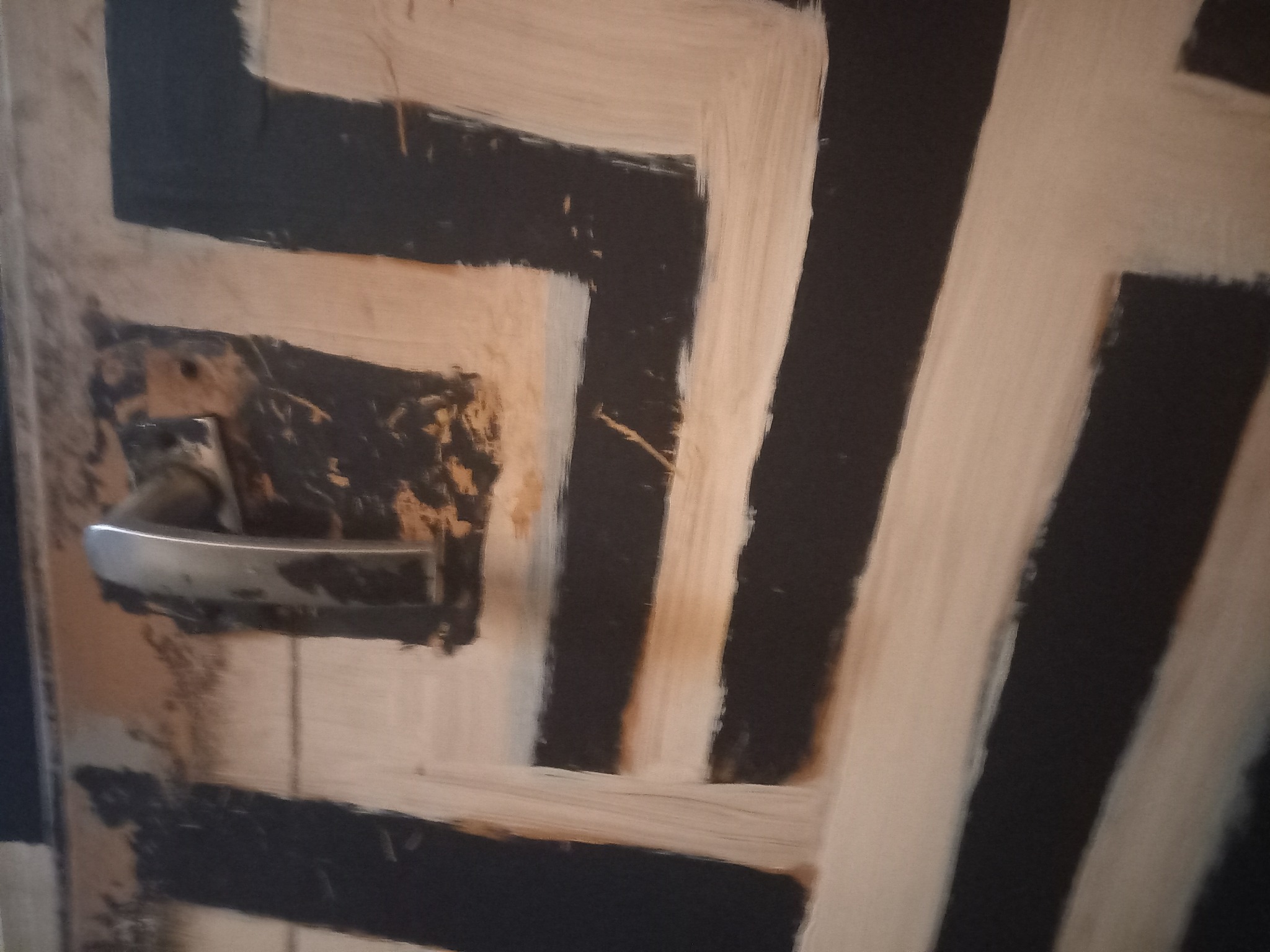 Deurkruk en verfsporen close-up