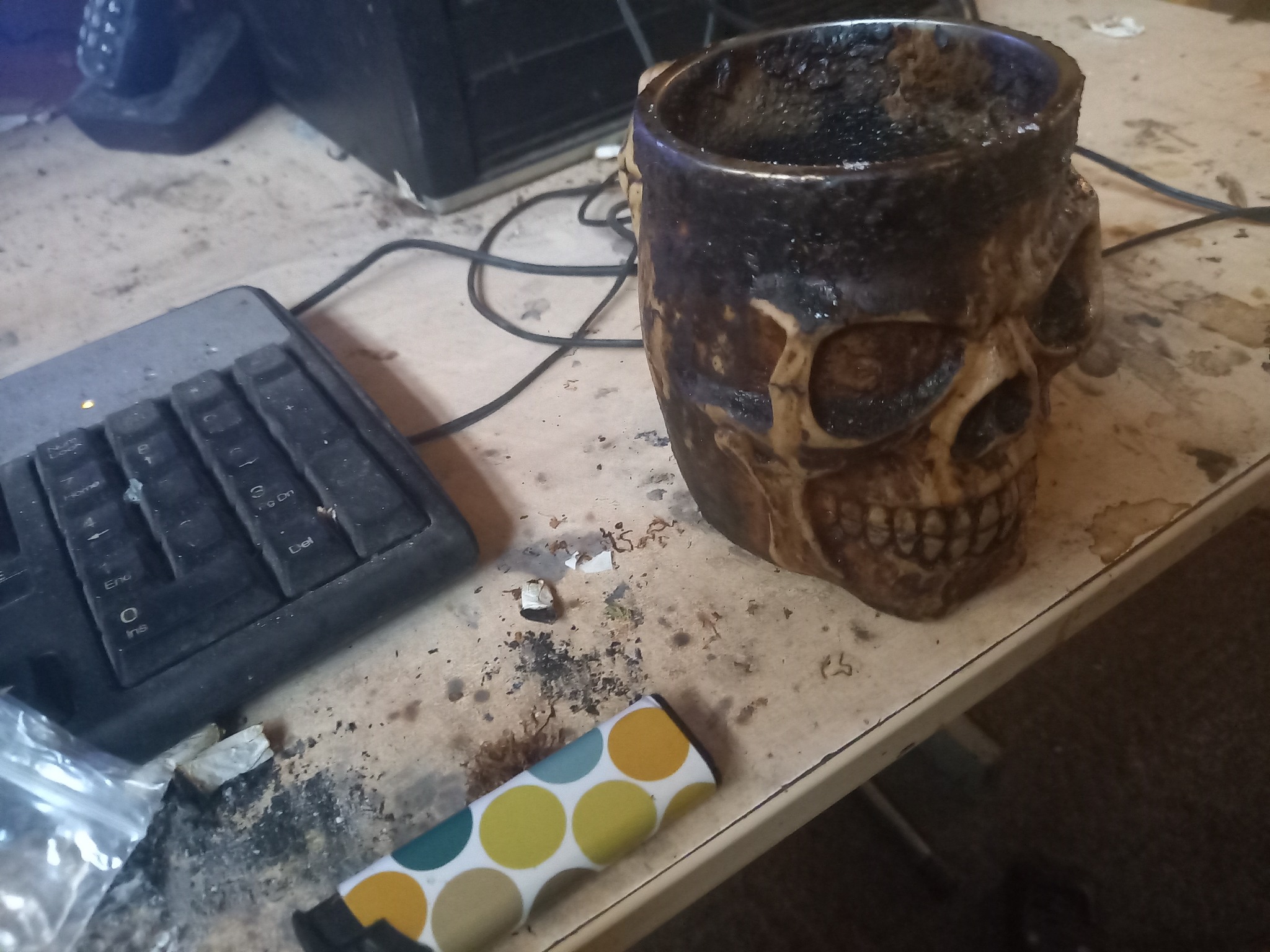 Skull-beker op werkbureau
